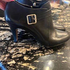 Vince Camuto Black leather heels, bootie
